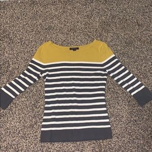 A shirt with gray and white lines with yellow